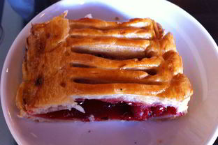 Штрудель из слоеного теста с вишней