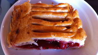 Штрудель из слоеного теста с вишней