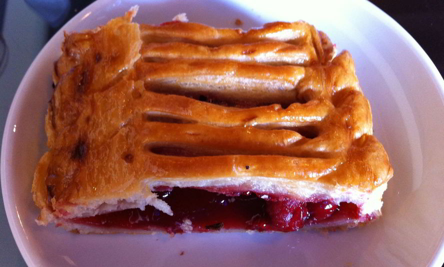 Рецепт штрудель из слоеного теста с вишней