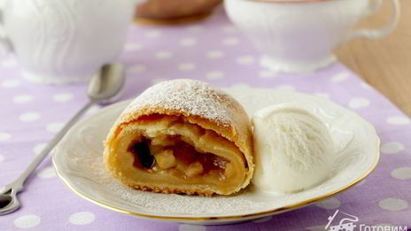 штрудель из творожного теста с яблоками и клюквой