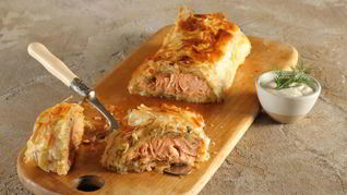 Штрудель с лососем и тушеной капустой