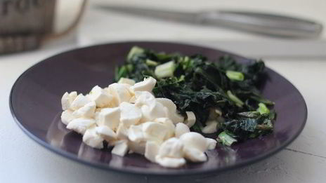 штрудель с лососем, моцареллой и шпинатом