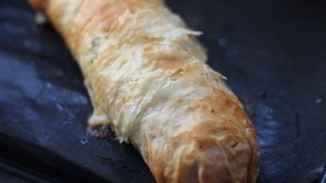 штрудель с лососем, моцареллой и шпинатом