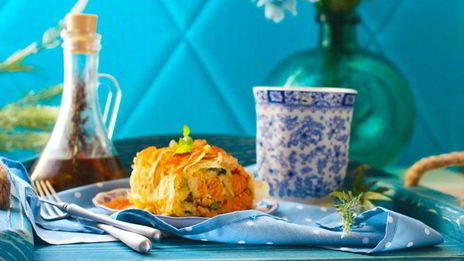 штрудель с лососем, моцареллой и шпинатом