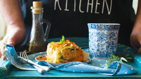 штрудель с лососем, моцареллой и шпинатом