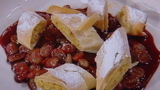 Штрудель с начинкой из козьего сыра с виноградом в портвейне