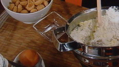 штрудель с начинкой из козьего сыра с виноградом в портвейне