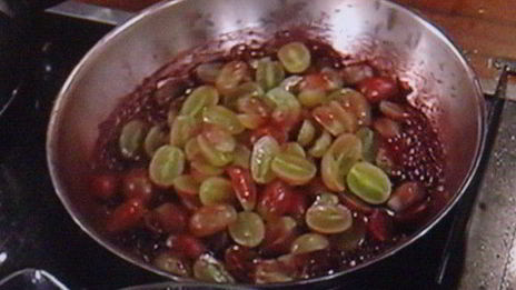 штрудель с начинкой из козьего сыра с виноградом в портвейне