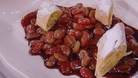 штрудель с начинкой из козьего сыра с виноградом в портвейне