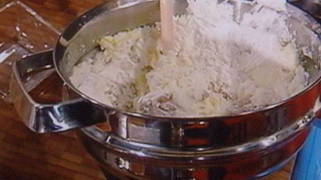 штрудель с начинкой из козьего сыра с виноградом в портвейне