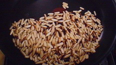 штрудель с начинкой из козьего сыра с виноградом в портвейне