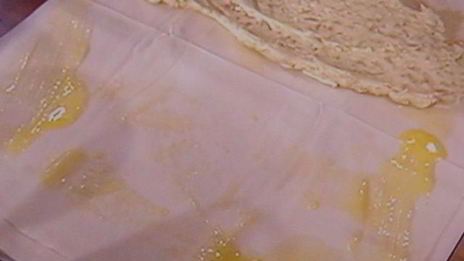 штрудель с начинкой из козьего сыра с виноградом в портвейне