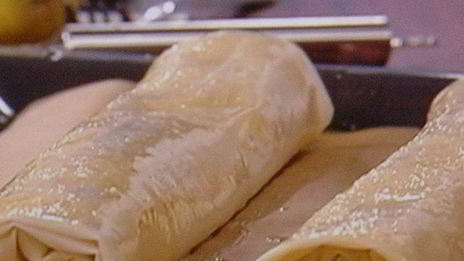 штрудель с начинкой из козьего сыра с виноградом в портвейне