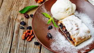 Штрудель с печеньем, орехами и изюмом