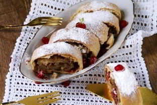 Штрудель с сухофруктами