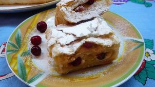 Штрудель с творожной начинкой из слоеного теста