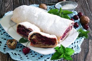 Штрудель с вишней из слоеного теста