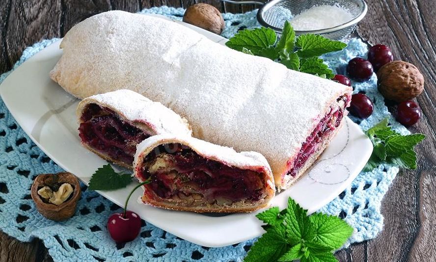 Рецепт штрудель с вишней из слоеного теста