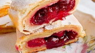 Штрудель с вишней классический