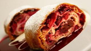 Штрудель с вишнево-сливовой начинкой