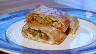 Штрудель с запеченным красным перцем и луком-пореем