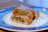 Штрудель с запеченным красным перцем и луком-пореем