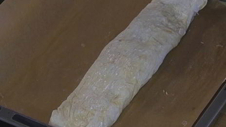 штрудель с запеченным красным перцем и луком-пореем