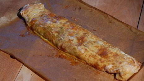 штрудель с запеченным красным перцем и луком-пореем