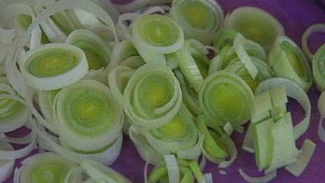 штрудель с запеченным красным перцем и луком-пореем