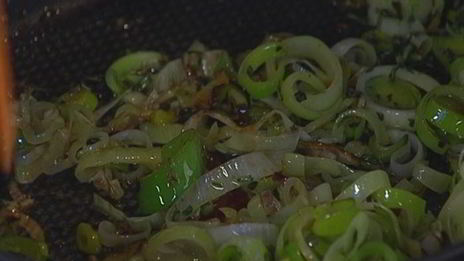 штрудель с запеченным красным перцем и луком-пореем