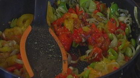 штрудель с запеченным красным перцем и луком-пореем