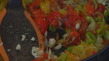 штрудель с запеченным красным перцем и луком-пореем