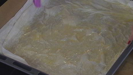 штрудель с запеченным красным перцем и луком-пореем