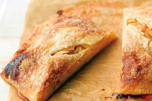 Штрудель яблочный из слоеного теста