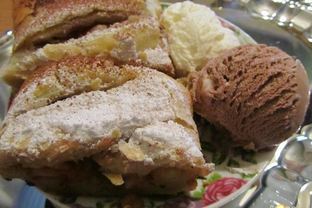 Штрудель яблочный с изюмом и малиной