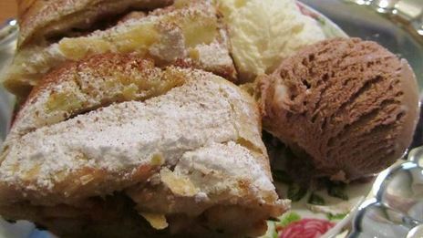 штрудель яблочный с изюмом и малиной