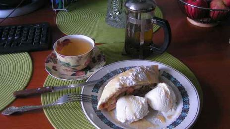 штрудель яблочный с мороженым