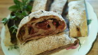 Сливово-имбирный штрудель