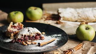 Вишневый штрудель из готового теста