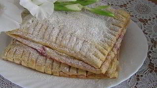 Вишневый штрудель с крыжовником