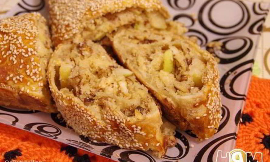Рецепт яблочный штрудель декорированный кунжутом