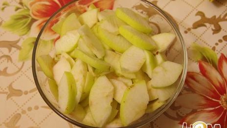 яблочный штрудель декорированный кунжутом