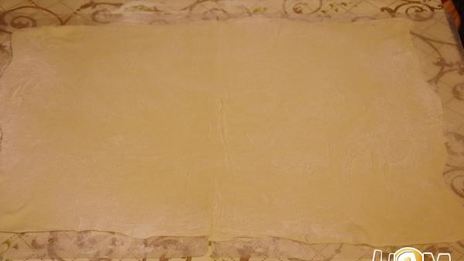 яблочный штрудель декорированный кунжутом