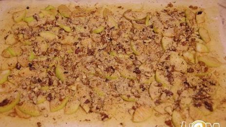 яблочный штрудель декорированный кунжутом