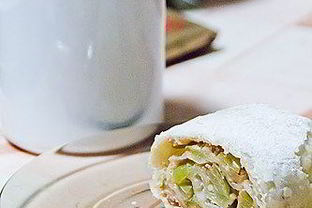 Яблочный штрудель с изюмом и корицей