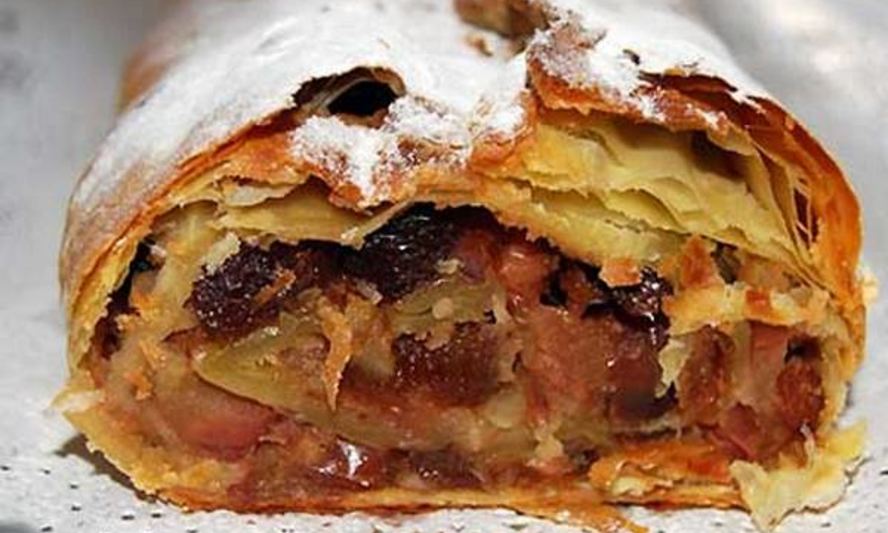 Рецепт яблочный штрудель с клюквой и сухофруктами