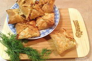 Слоеные конвертики с лососем и брынзой