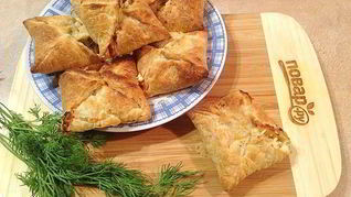 Слоеные конвертики с лососем и брынзой