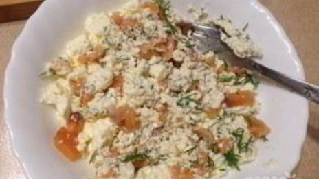 слоеные конвертики с лососем и брынзой