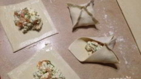 слоеные конвертики с лососем и брынзой